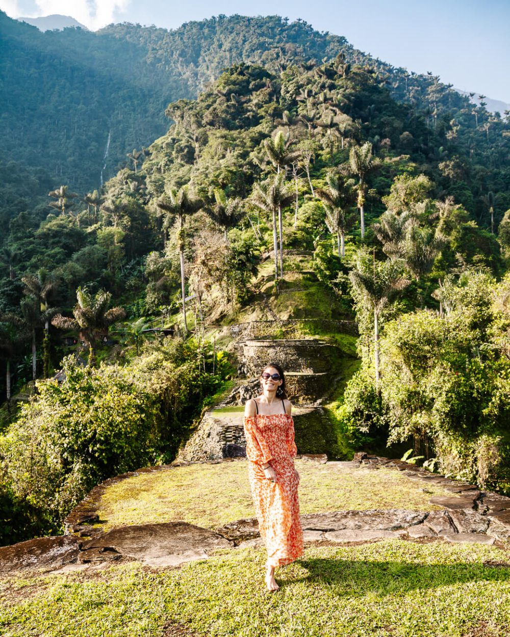 Deborah vóór ruïnes, jungle en palmen in Lost City Colombia