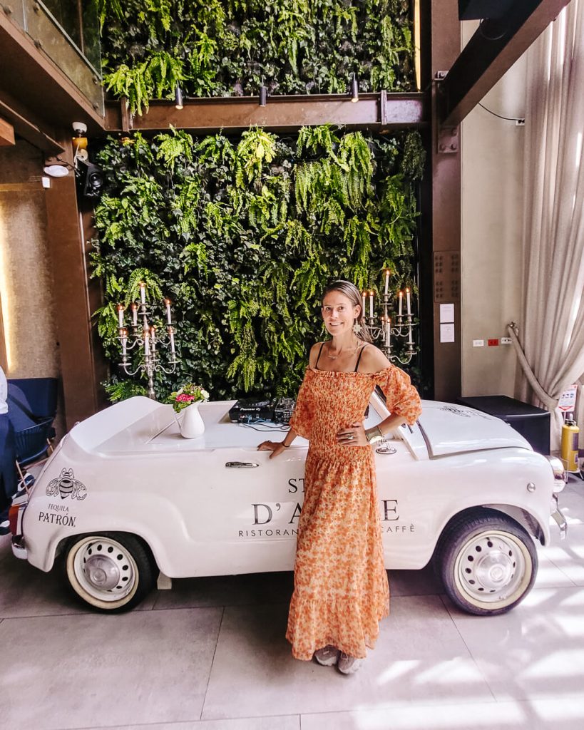 Deborah voor auto in Storia d’Amore restaurant 