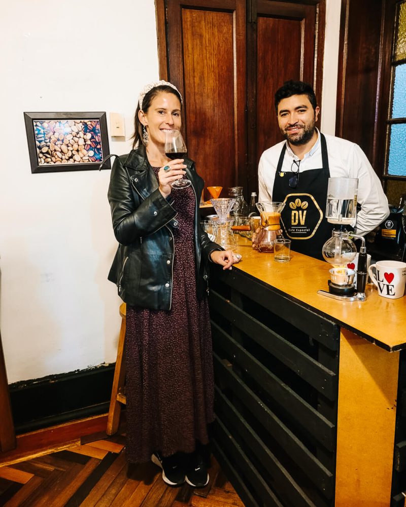 Leandro Galindo Giraldo en Deborah tijdens koffietasting in Bogota Colombia.