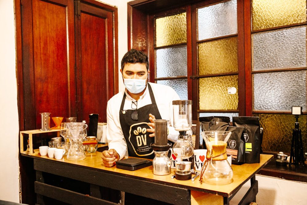 Leandro Galindo Giraldo presenteert verschillende koffie extractiemethodes tijdens een koffie tasting.