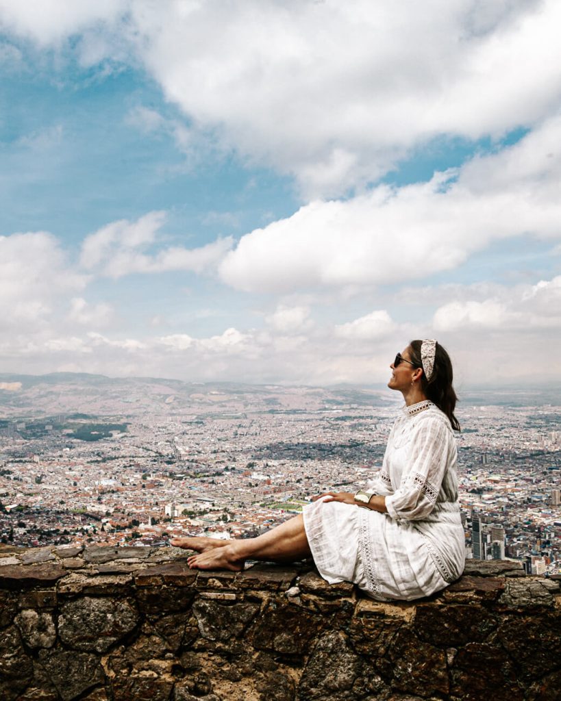 Deborah bij uitzichtpunt Monserrate met uitzicht over Bogota.
