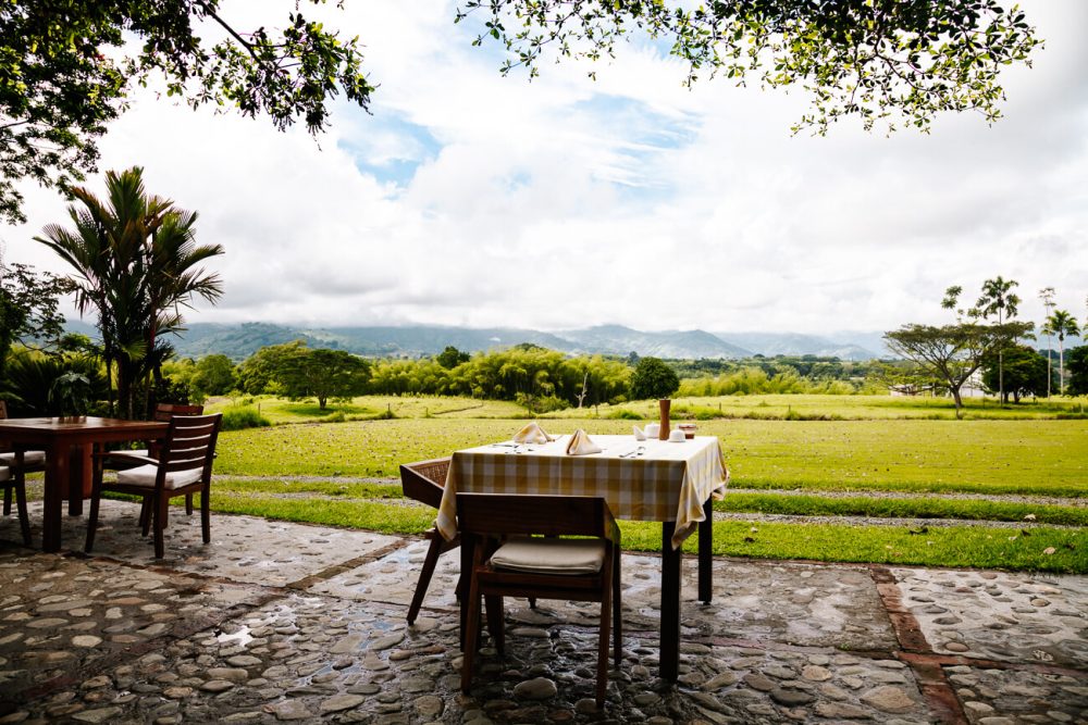 uitzicht op velden vanaf Hacienda Bambusa, een van de boutique hotels waar je kunt verblijven tijdens de koffiedriehoek reisroute door Colombia