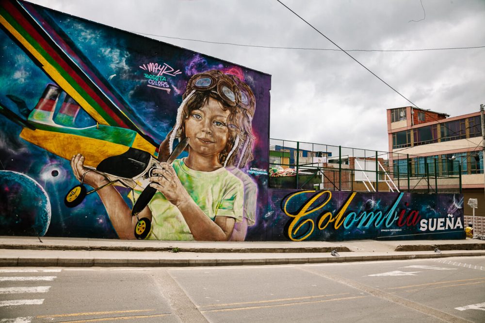 street art in Colombia. In Ciudad Bolivar in Bogota kun je een street art tour doen waarbij je meer leert over de kunstwerken, een van de leukste bezienswaardigheden.