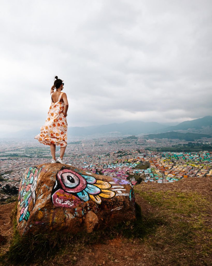 Deborah bij uitzicht vanaf Ciudad Bolivar in Bogota, een van de leukste  en tofste bezienswaardigheden.