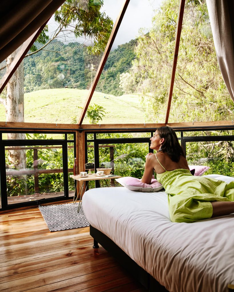 Deborah Lumbre glamping. The highlight here is the glass wall and glass roof, which cover a large part of the tent dome. From your bed and seating area you can enjoy the views and in the evening at the beautiful starry sky.