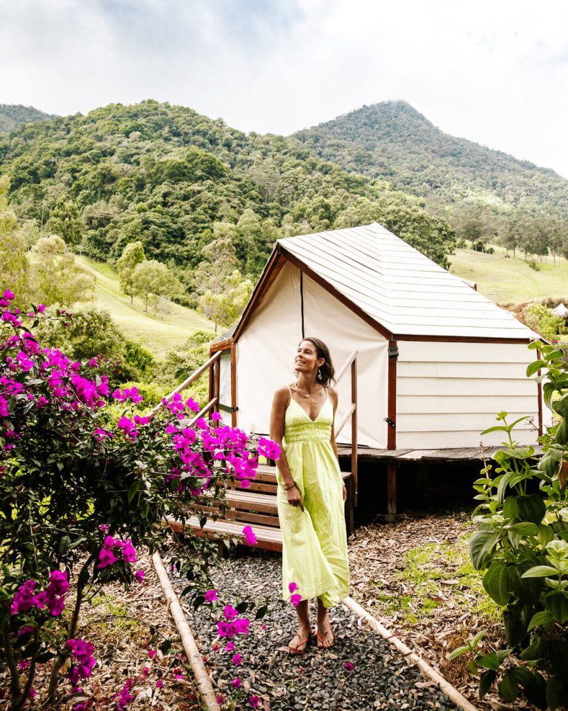 Deborah voor luxe tent op glamping Lumbre, nabij de Cocoa vallei in Colombia