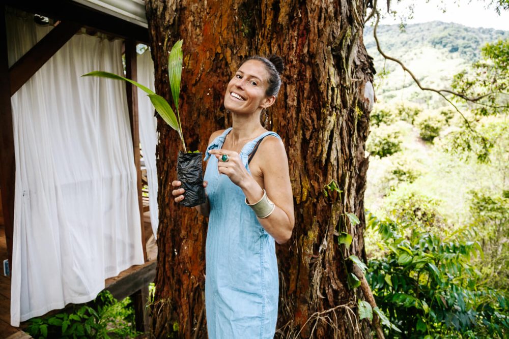 Deborah met waspalmplant in haar handen. Deze palm groeit in de Cocora valley.
