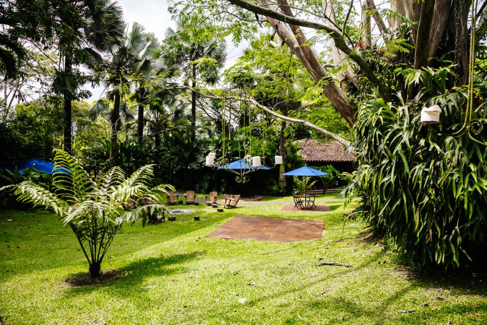 tropische tuin van Sazagua Boutique Hotel nabij Pereira in Colombia