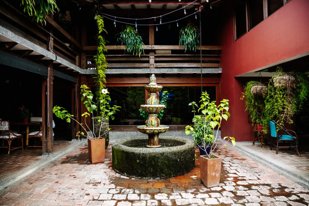 koloniale binnentuin van Sazagua Boutique hotel: een voormalige finca in de koffiedriehoek van Colombia