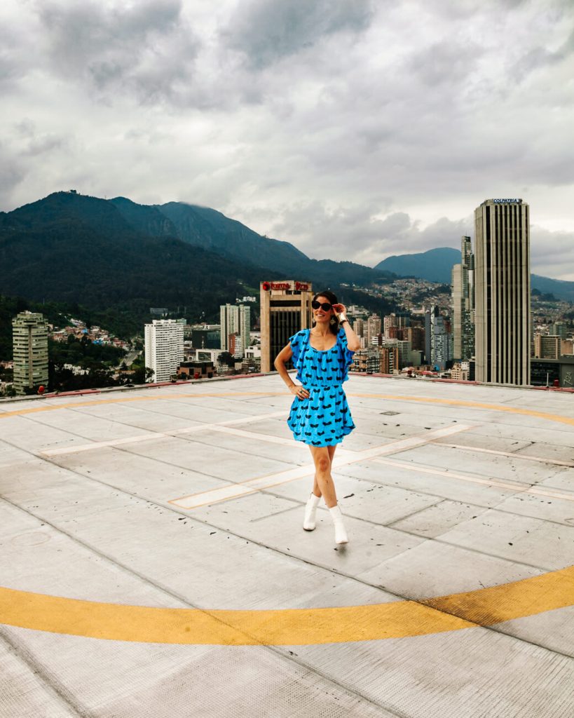 Deborah op helikopter platform van Tequendama Suites hotel met uitzicht over Bogota.