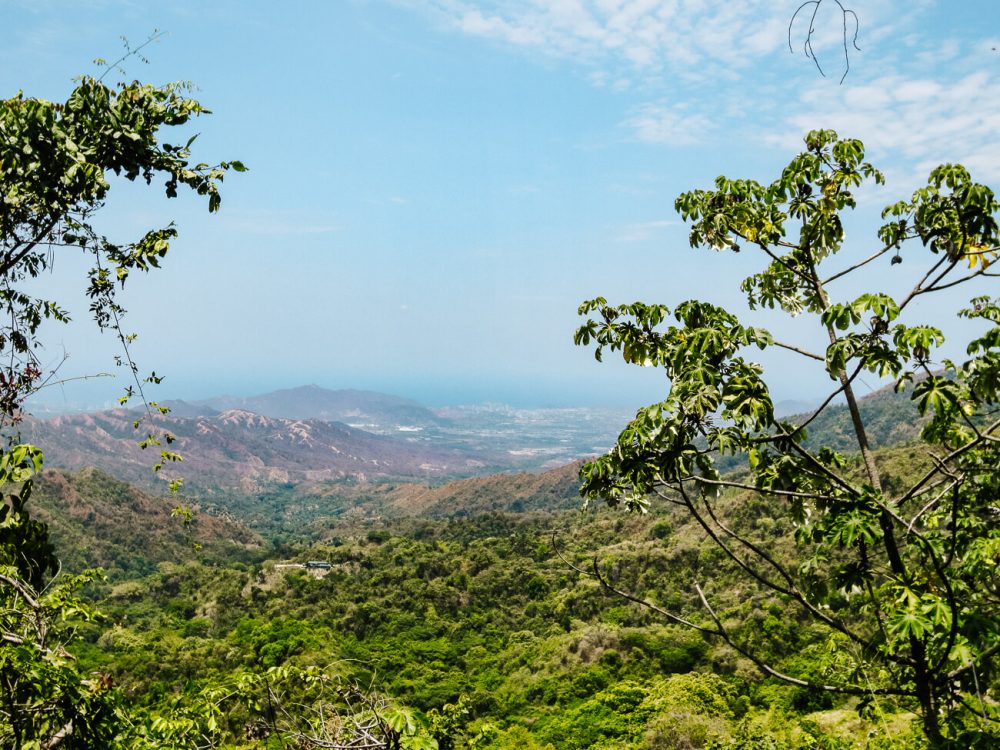 Uitzicht vanaf Minca op bergen, kust en Santa Marta in Colombia.