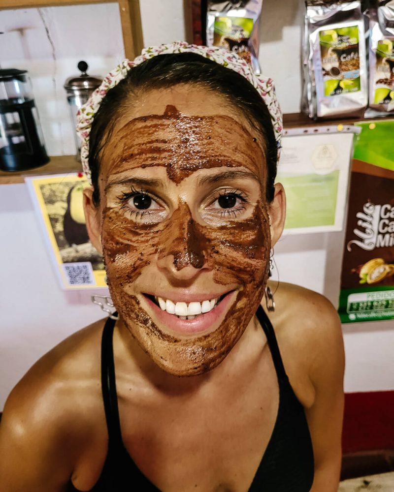Deborah met masker van cacao op koffie en cacaoplantage La Candelaria