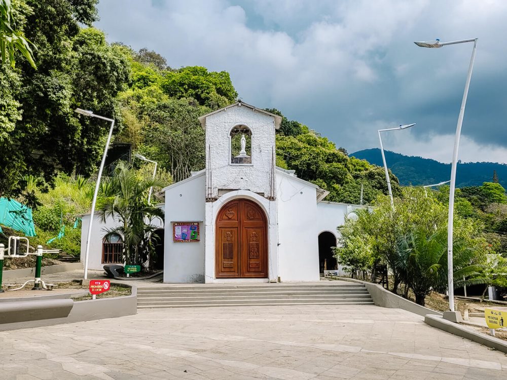 witte kerk op plaza in Minca Colombia