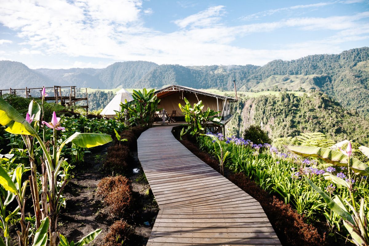 wandelpad richting kamer in El nido del condor ecolodge in Colombia 