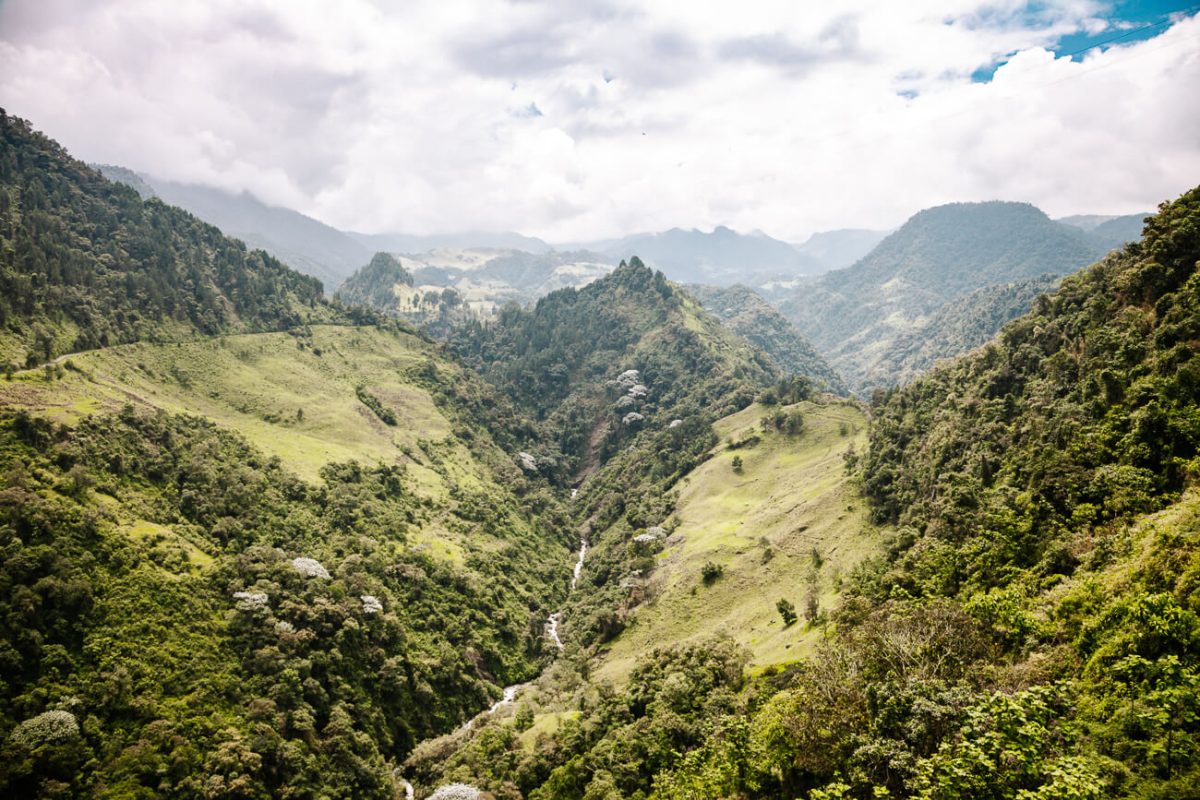 uitzicht op vallei vanaf kabelbaan in koffiedriehoek Colombia