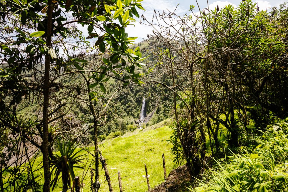 waterval op weg naar el nido del condor hotel in Colombia