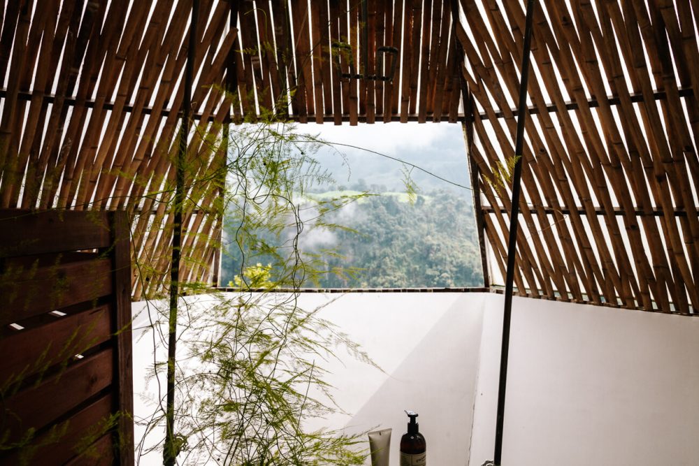 badkamer met uitzicht op kloof vanaf kamer in El nido del condor Colombia