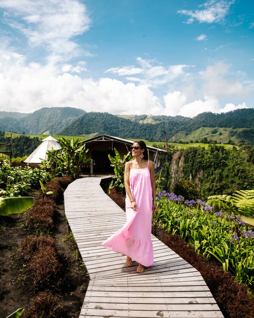 deborah vóór el nido del condor ecolodge in Colombia 