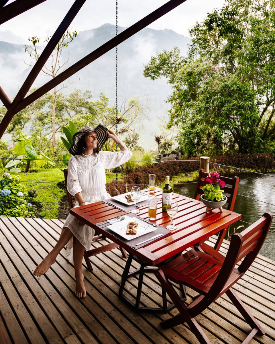 Deborah tijdens lunch bij El nido del condor Colombia