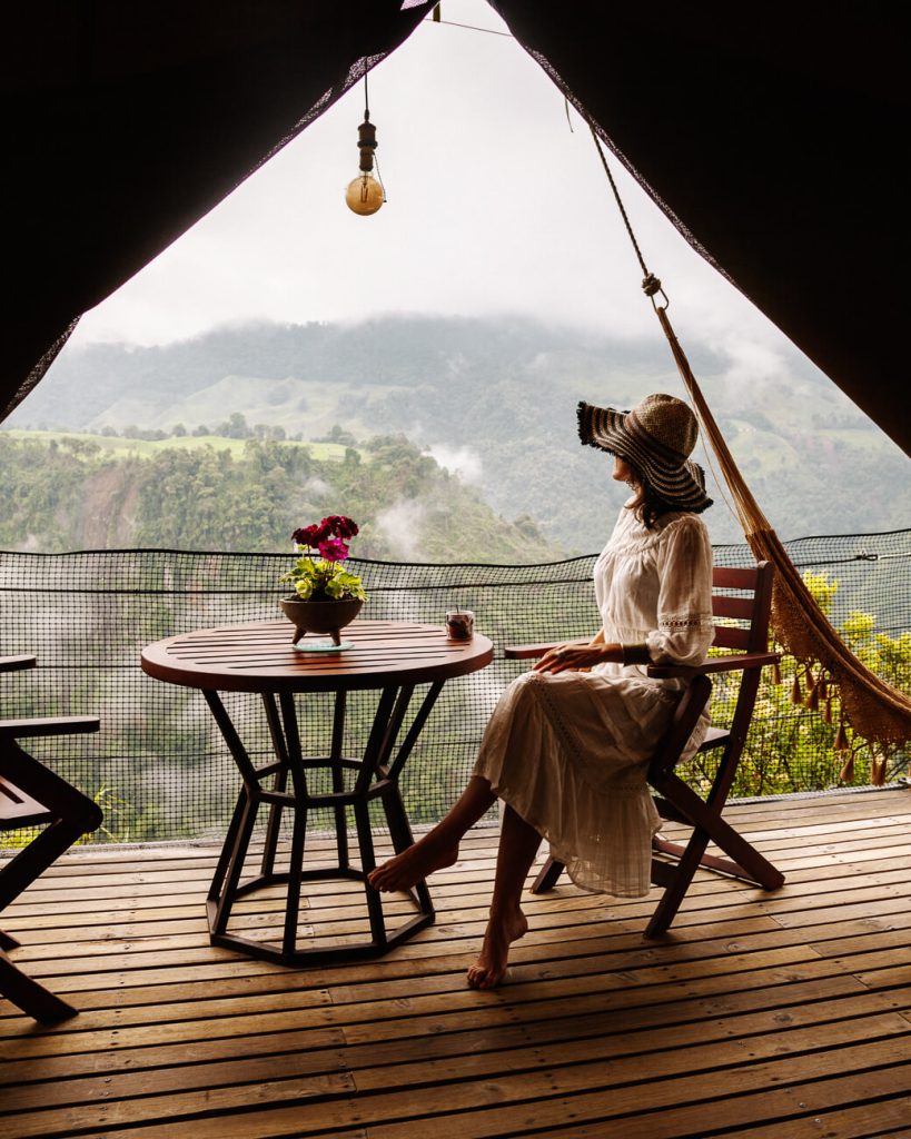 Deborah op balkon bij El Nido del Condor, een van de beste en mooiste hotels in Colombia.  