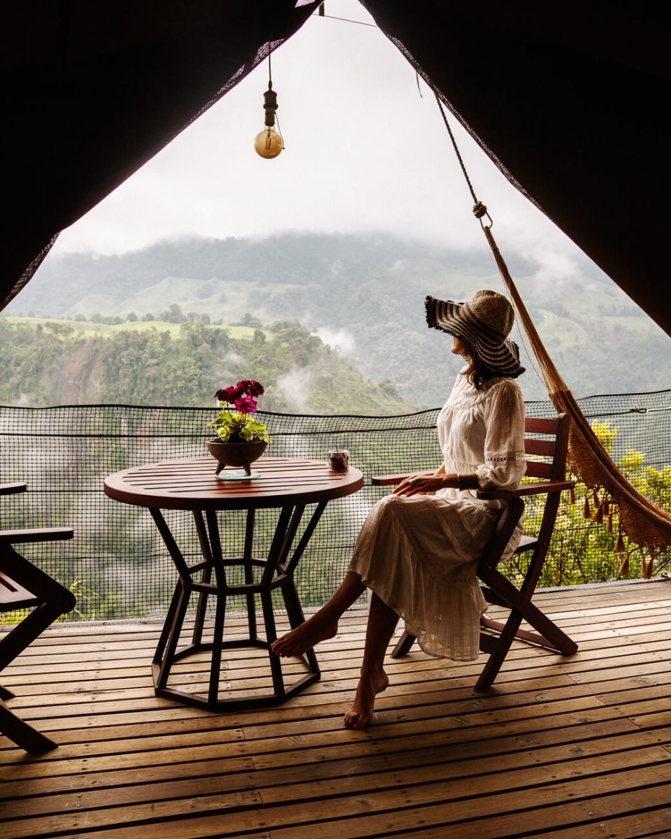 deborah op balkon met uitzicht op kloof vanaf kamer in El nido del condor Colombia