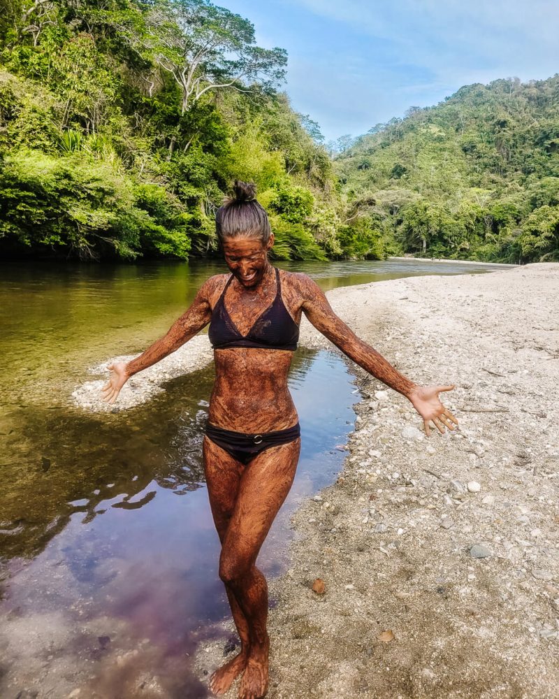 Deborah onder cacaoscrub bij palomino rivier in Colombia