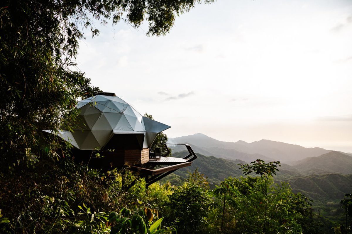 witte domes met uitzicht op groene jungle bij Trekker Glamping Minca