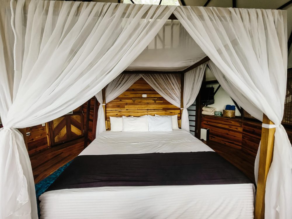 bed in dome accommodatie bij Trekker Glamping Minca in Colombia