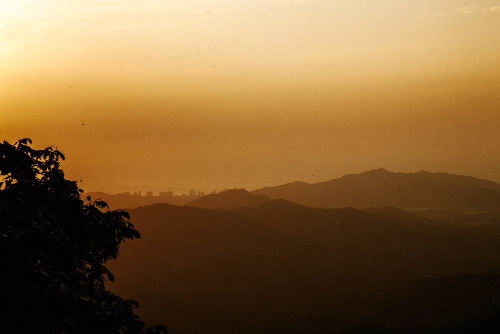 uitzicht op Santa Marta en kust met prachtige zonsondergang vanaf Minca in Colombia
