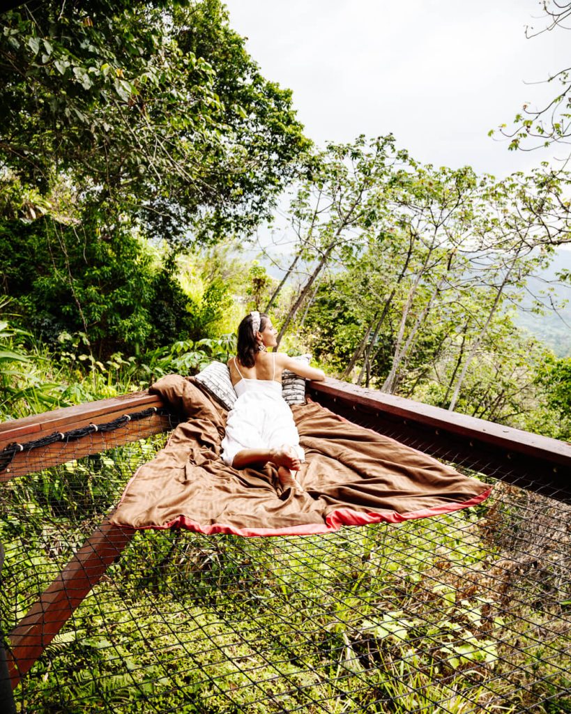 Deborah in hangmat bij Trekker Glamping Minca Colombia