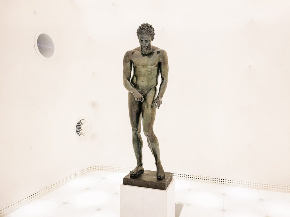 Apoxyomeos, een bronzen beeld van de Griekse atleet, te zien in het museum van Mali Losinj