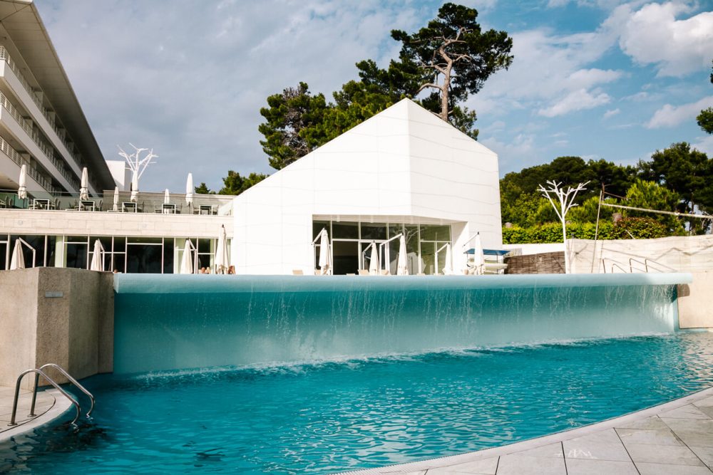 spa en outdoor swimmingpool of hotel bellevue