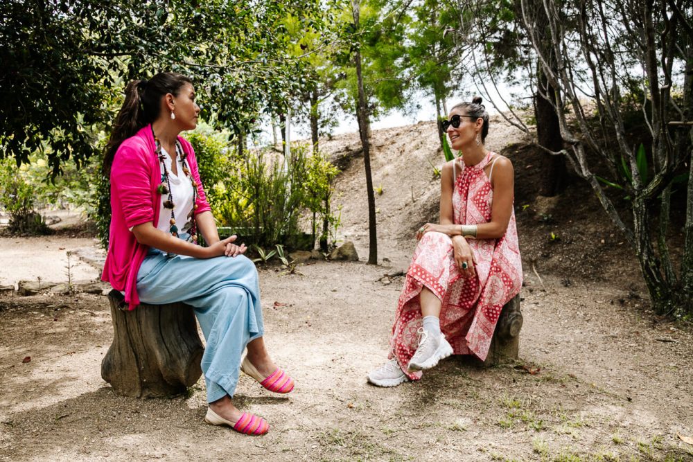 deborah en Monica in gesprek bij FIBAS Jardín de Desierto