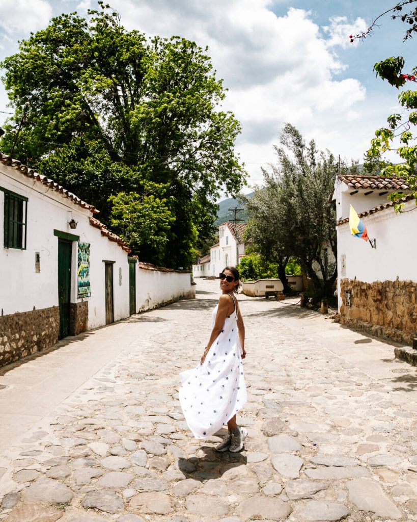 deborah in mooie straatjes van Villa de leyva in Colombia