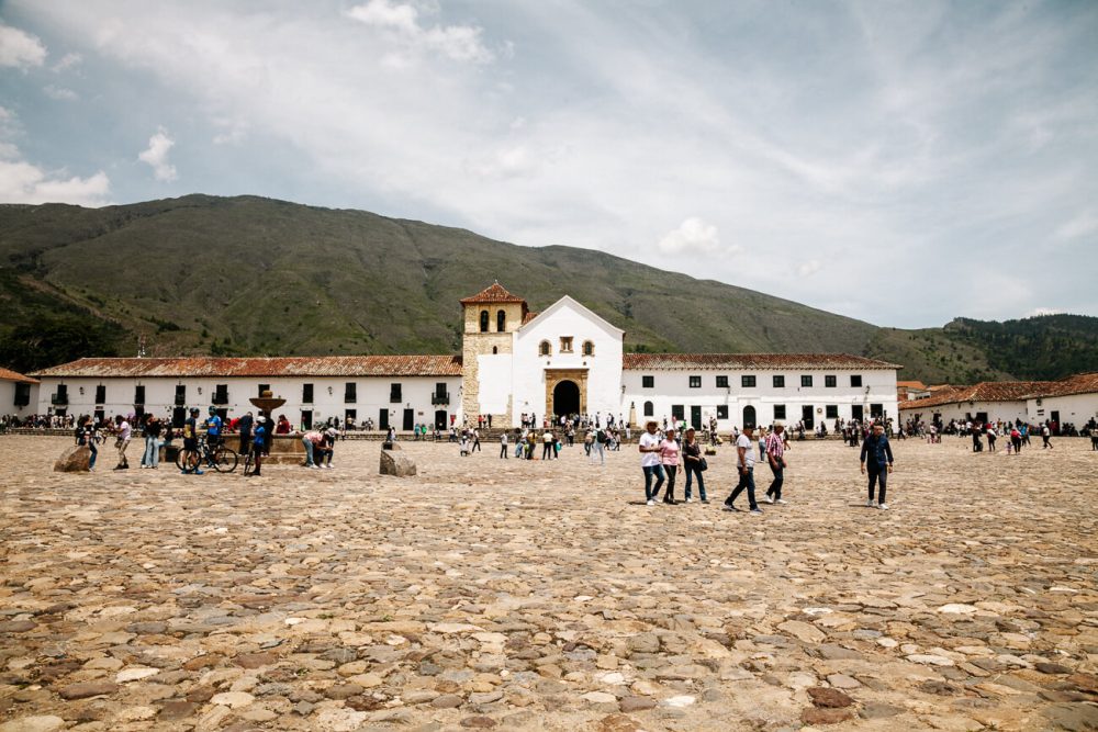 Villa de Leyva is dé weekend bestemming voor de Bogotano’s. Het ligt op een paar uur rijden van de hoofdstad Bogotá, op 2100 meter hoogte. Het centrum bestaat uit straatjes met kinderkopjes, witte koloniale huizen met terracotta dakpannen en balkonnetjes met talloze bloemen. 