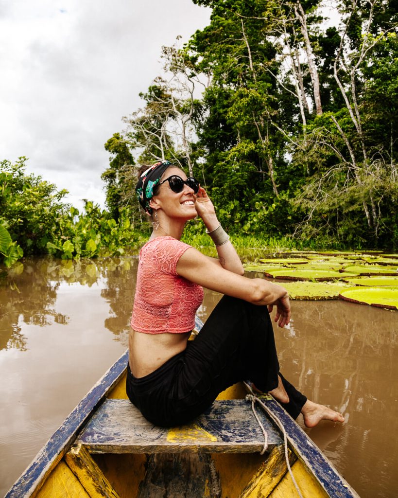 deborah bij lotusbladeren in Amazone van Colombia