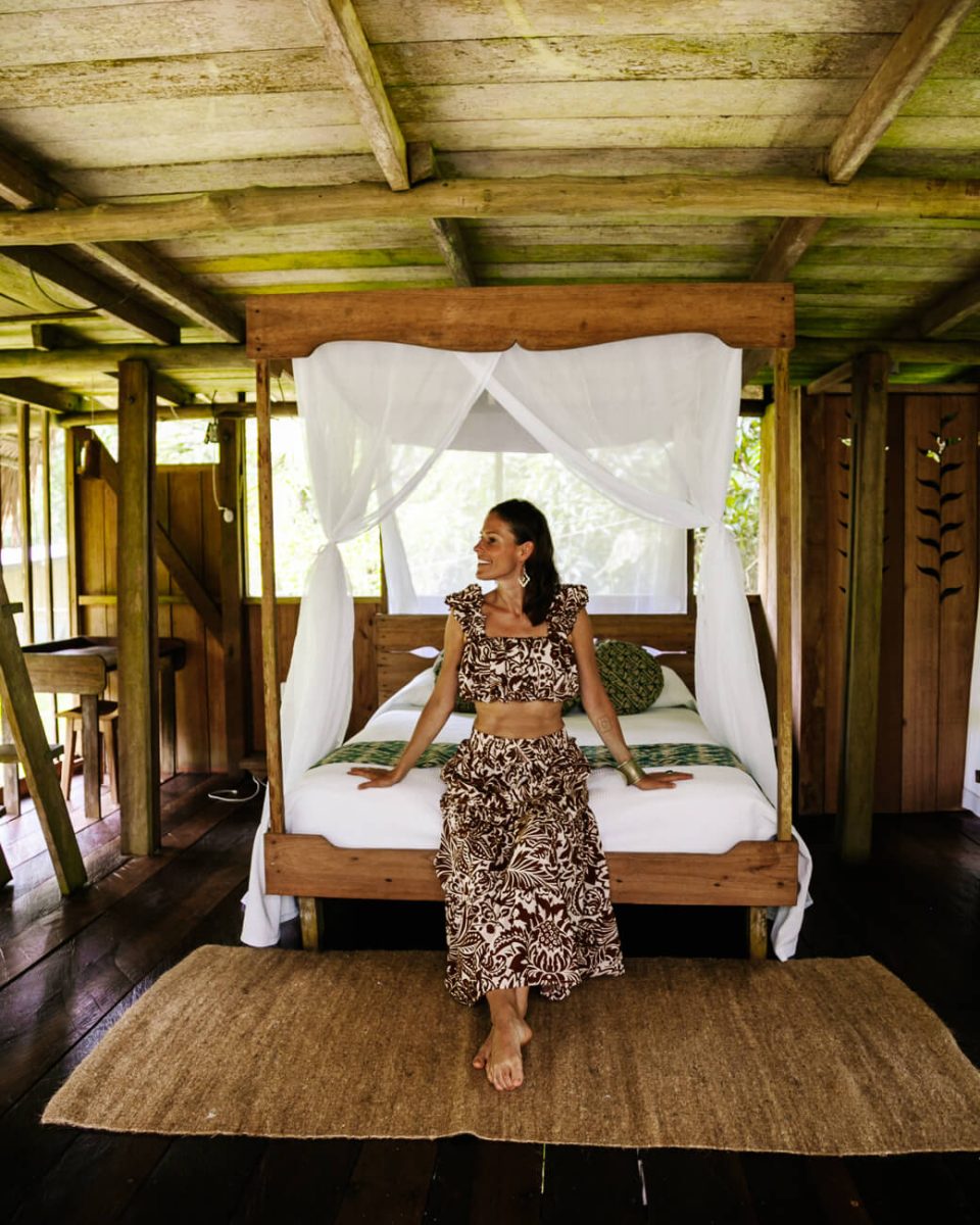 Deborah op bed in kamer van Calanoa jungle lodge in de Amazone van Colombia