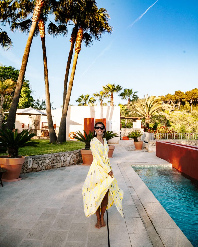 Deborah bij zwembad van Boutique Hotel Can Lluc agroturismo Ibiza