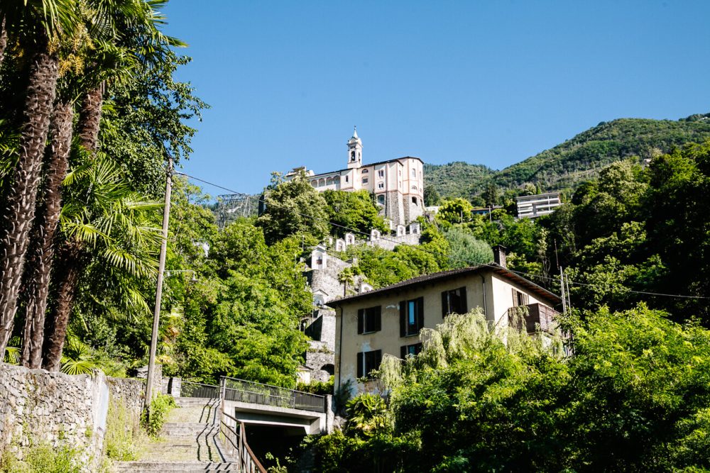 Hoog boven het glinsterende Lago Maggiore, ligt het klooster Santo Monte Madonna del Sasso, een van de mooiste bezienswaardigheden van Locarno.