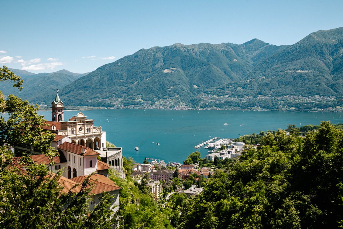 Hoog boven het glinsterende Lago Maggiore, ligt het klooster Santo Monte Madonna del Sasso, een van de mooiste bezienswaardigheden van Locarno.