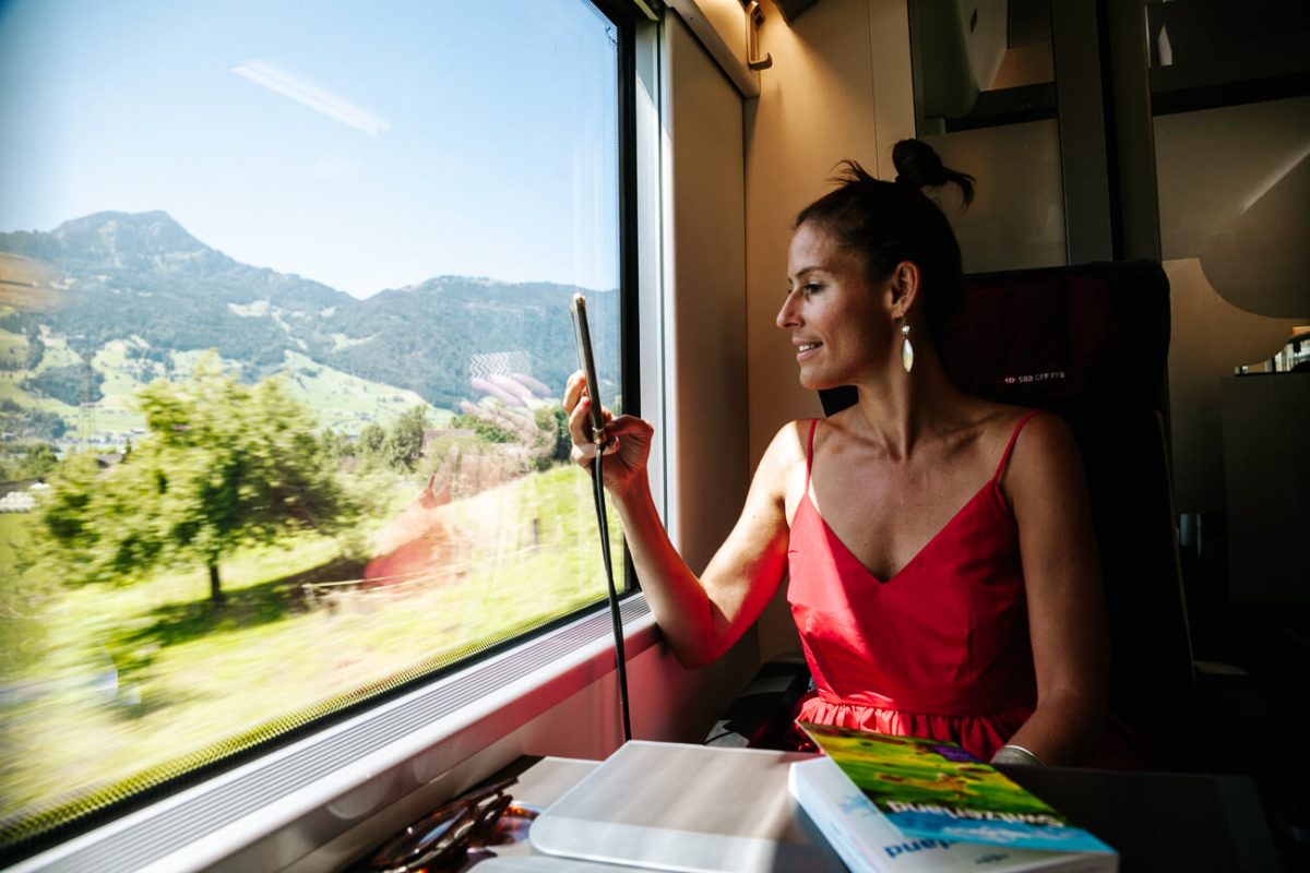 Deborah in trein op weg naar Ticino