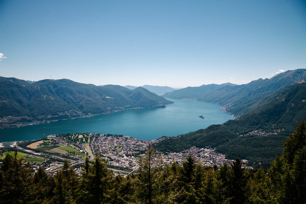 uitzicht op Ascona en Locarno vanuit Cimetta uiitzichtpunt, een van de bezienswaardigheden in Ticino Zwitserland
