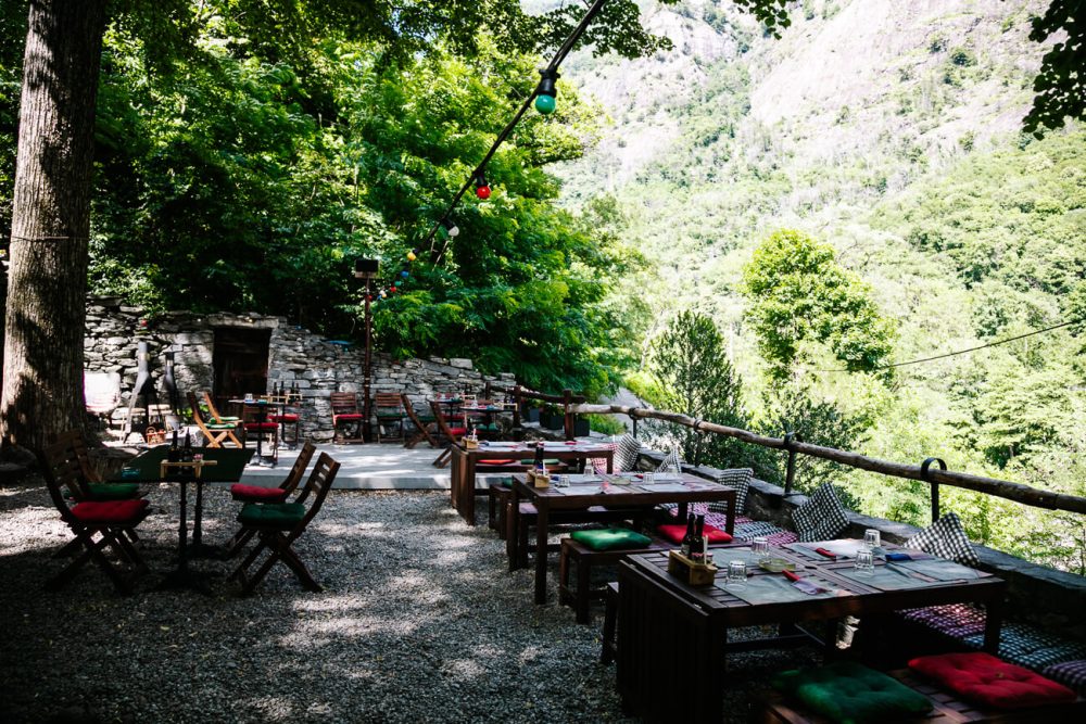 Grottos in Ticino. Grottos zijn natuurlijke grotten die vroeger gebruikt werden als opslagruimte voor voedsel en drank, omdat het daar goed koel bleef. Tegenwoordig zijn dit lokale restaurants.