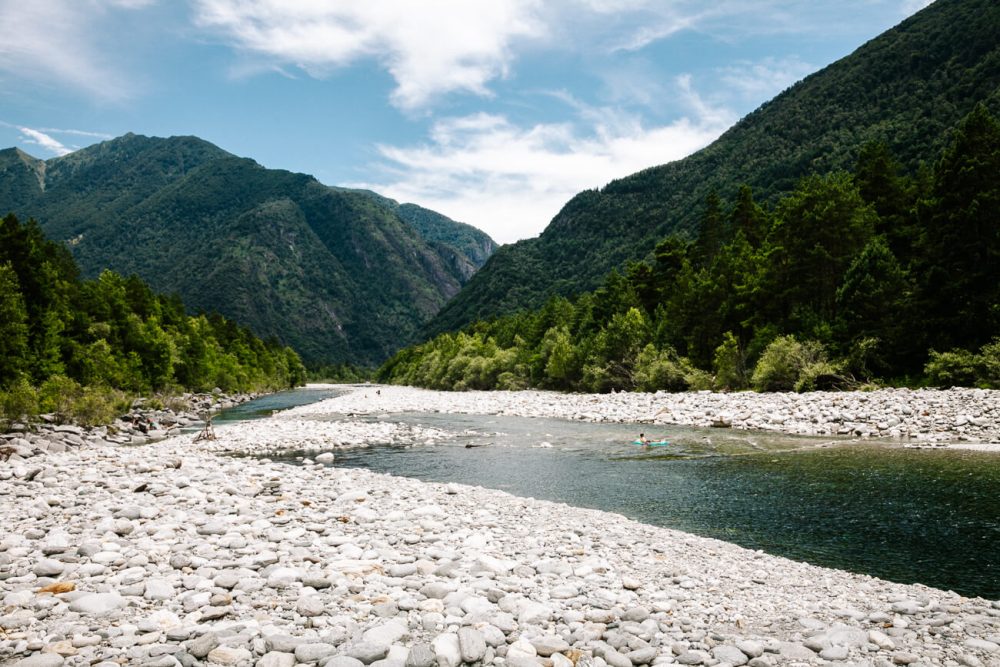 De Maggia valley wordt gedomineerd door de Maggia rivier en overal heb je zicht op groene valleien, ravijnen, kristalhelder water en de Alpen. 