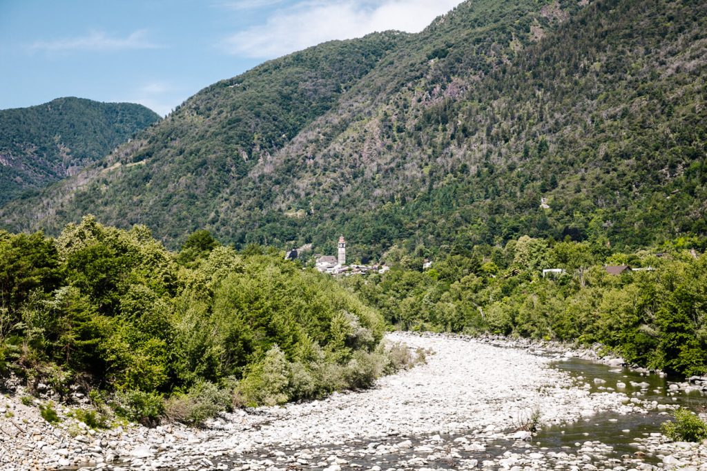 een tocht door de Maggia valley is een van de top bezienswaardigheden in Ticino Zwitserland