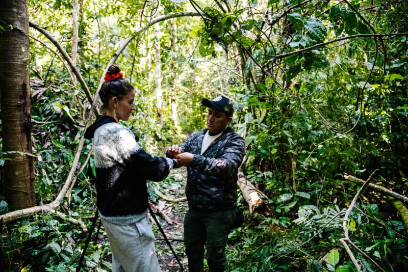 Deborah met gids van Rainforest Expeditions bij Tambopata Research Center