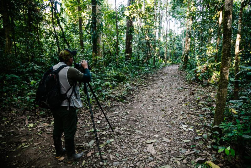 gids van Rainforest Expeditions met telelens
