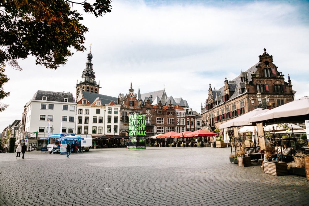 De Grote Markt mag je niet missen tijdens een bezoek aan Nijmegen. Omdat het hét centrum van Nijmegen is maar ook omdat je hier een aantal historische bouwwerken en belangrijke bezienswaardigheden vindt.
