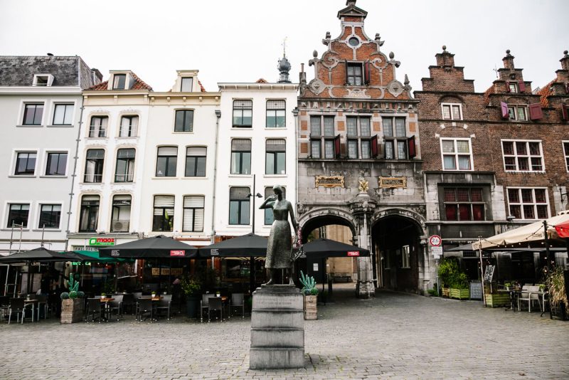 De Grote Markt mag je niet missen tijdens een bezoek aan Nijmegen. Omdat het hét centrum van Nijmegen is maar ook omdat je hier een aantal historische bouwwerken en belangrijke bezienswaardigheden vindt.