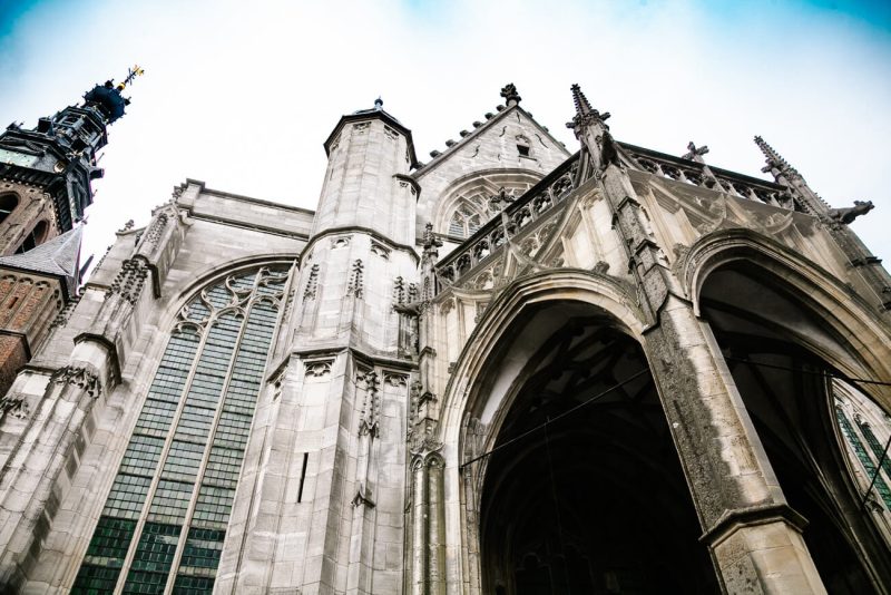 De Stevenskerk, die zwaar getroffen werd door de bombardementen tijdens de tweede Wereldoorlog is een van de bezienswaardigheden in Nijmegen. 